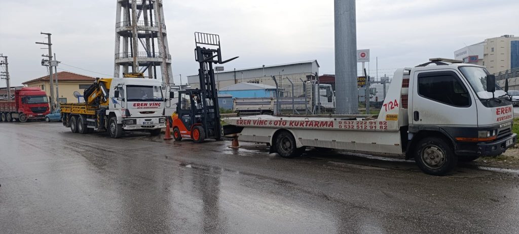 Torbalı’da Eren Vinç Oto Kurtarma araçları, su kulesi bölgesinde forklift taşıma ve oto çekici hizmeti sunarken sahada görüntülendi.
