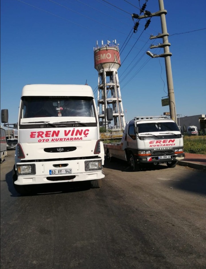 Eren Vinç Oto Kurtarma araçları, Torbalı su kulesi önünde sahada çekici ve yol yardım hizmeti sunarken görüntüleniyor.